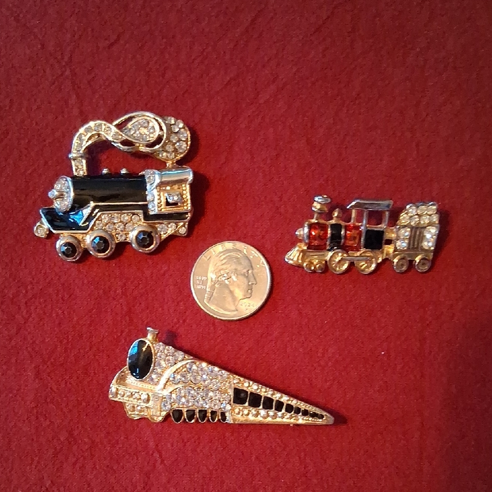 Elegant Gold and Silver Train Brooch Set